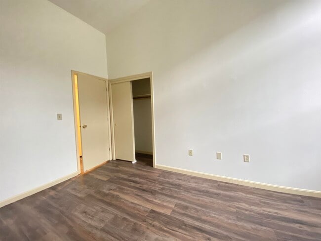 Building Photo - 521 Pine St