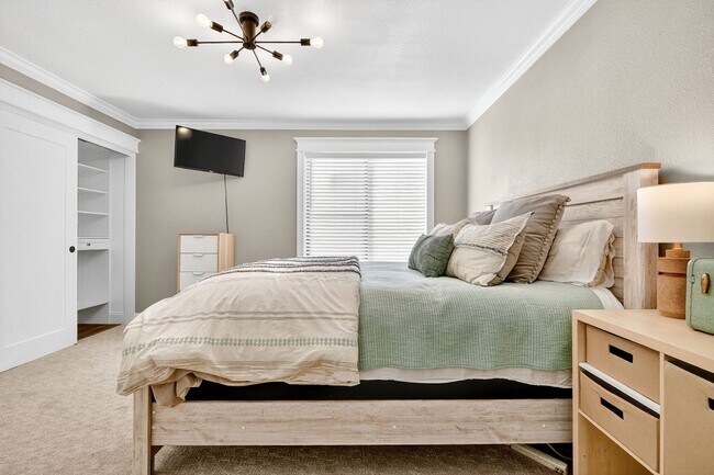 Building Photo - Two Bedroom Townhome W/ Garage!