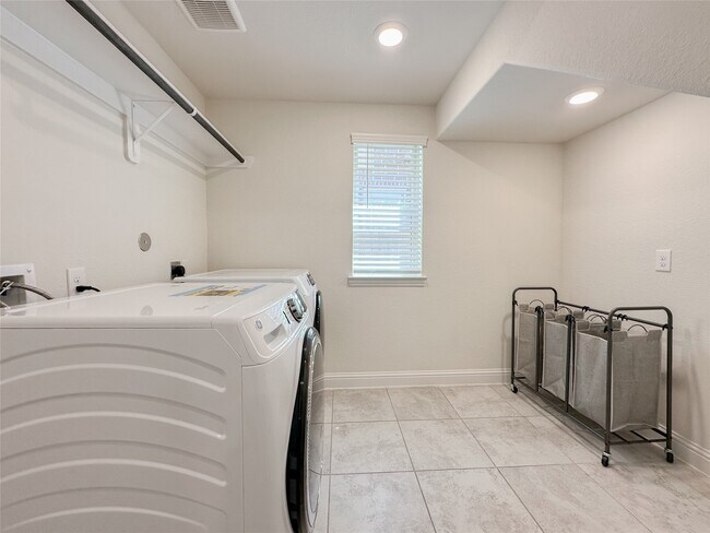 Building Photo - 6710 Gallinas Wy