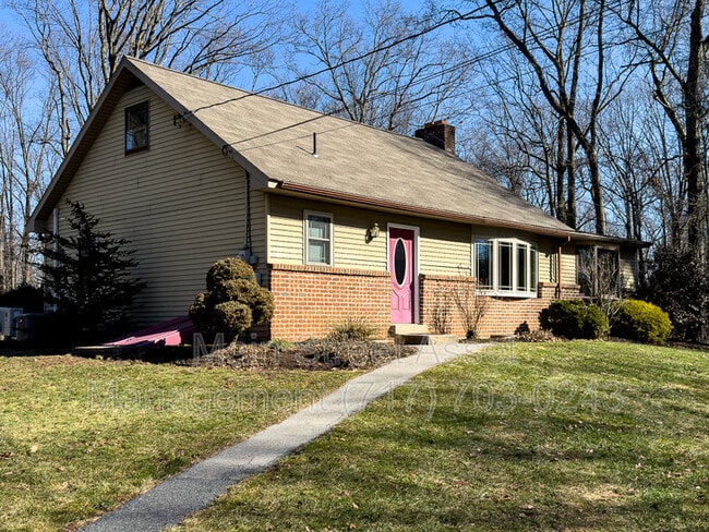 Building Photo - 735 Yellow Hill Rd