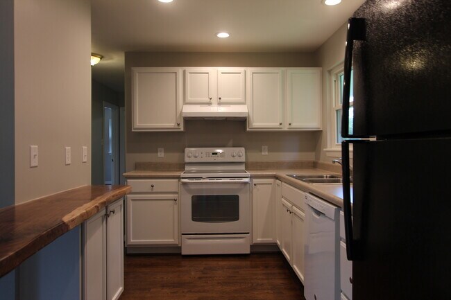 Building Photo - 3025 La Haven Cir