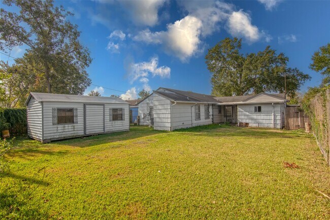 Building Photo - 5923 Bernice St