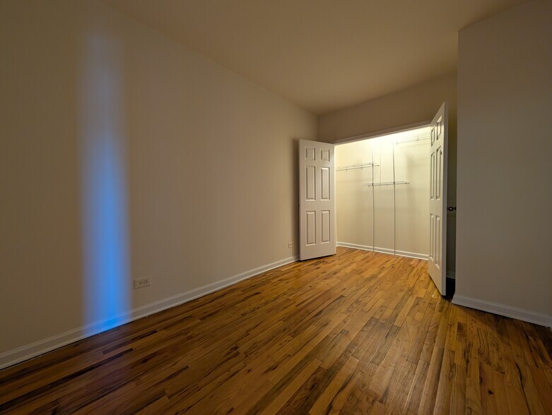 Building Photo - 912 W Dakin St