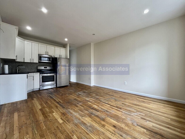Building Photo - 606 W 191st St
