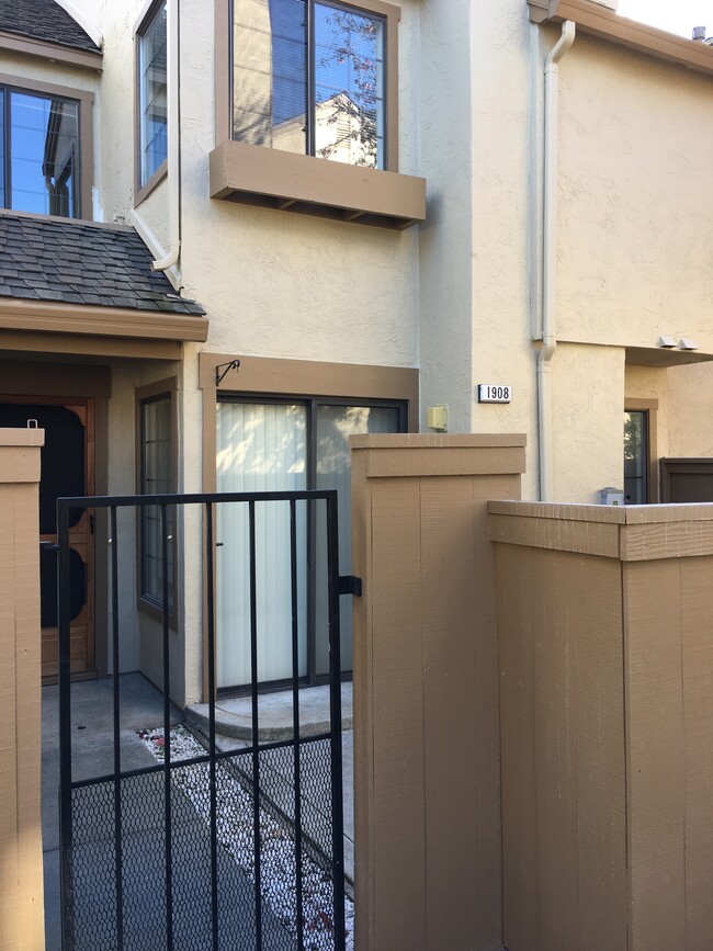 Private patio with lockable gate - 1908 Huxley Ct