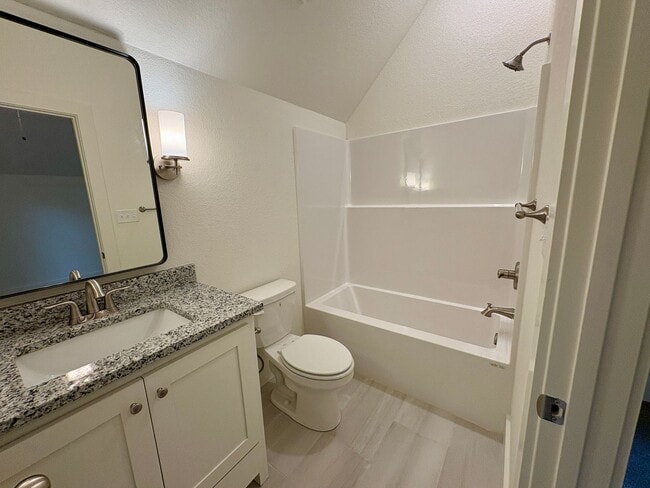 Building Photo - 2bd/2ba House with large Garage!