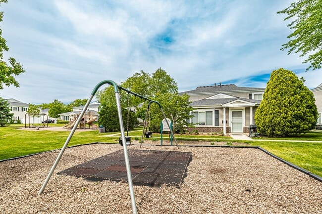 Building Photo - 1553 Cove Dr