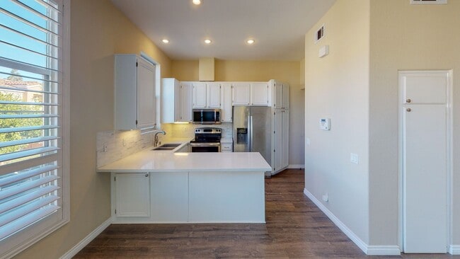 Building Photo - 3 Bedroom 2.5 bath Townhome Anaheim Hills Beauty!