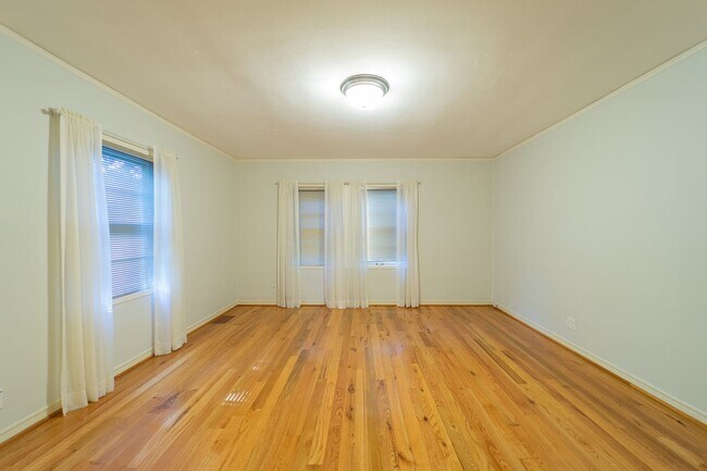 Building Photo - Charming and Well-Maintained Home in a Serene Neighborhood