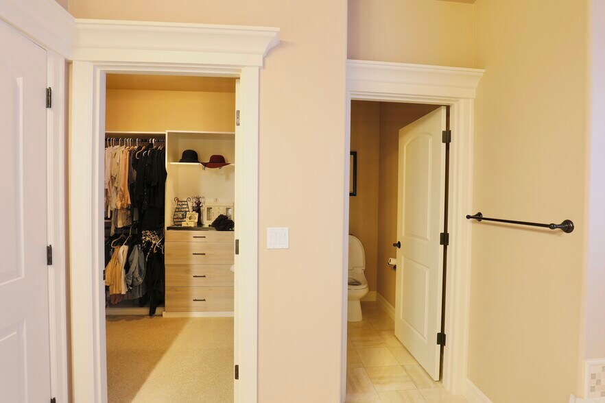 Building Photo - 12323 NE 102nd Ln