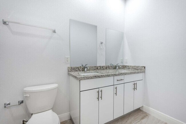 Building Photo - 2827 Saranac Ave