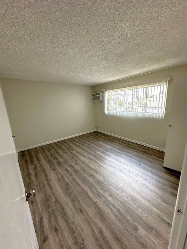 Building Photo - 13825 Vanowen St