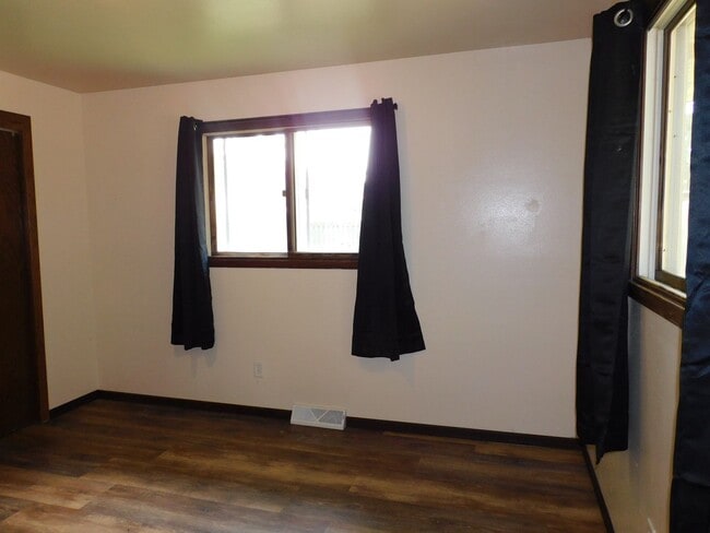 Building Photo - Beautiful 3 bedroom 2 bath Single Family H...