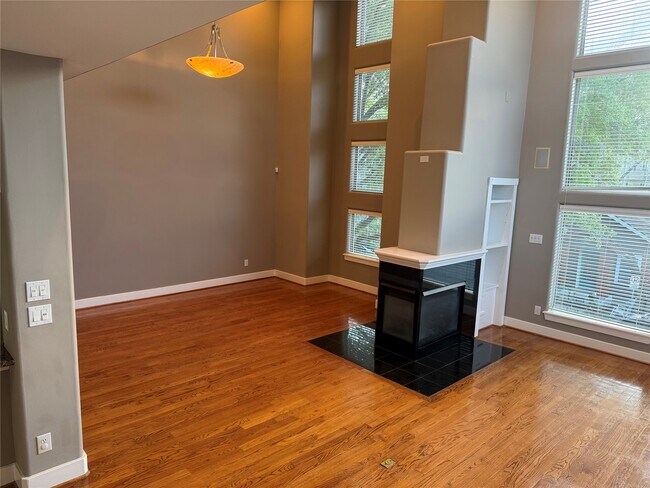 Building Photo - 332 Asbury St