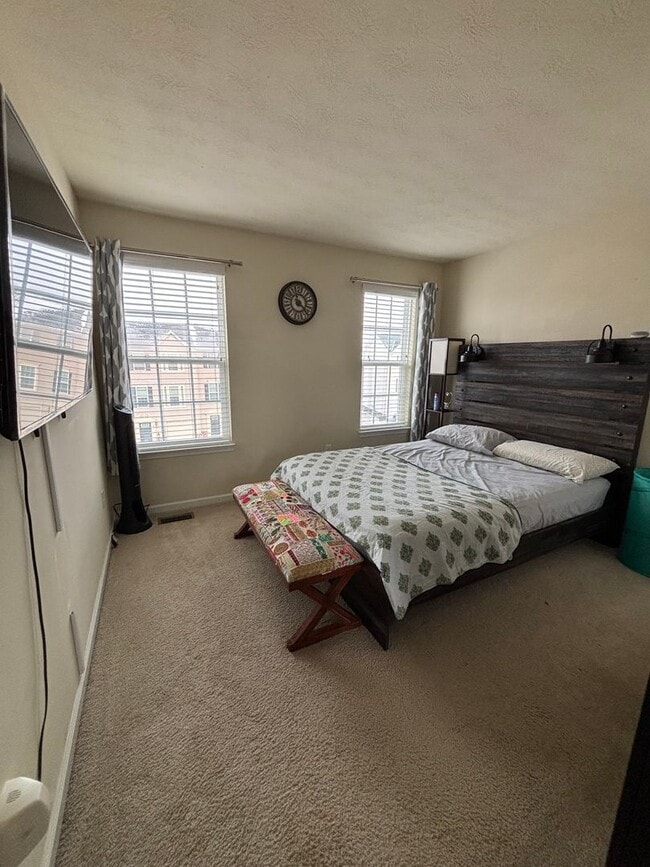 Building Photo - 3 Bedroom Townhome - Available March 1st!