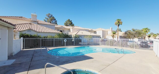 Building Photo - 1900 N Torrey Pines Dr