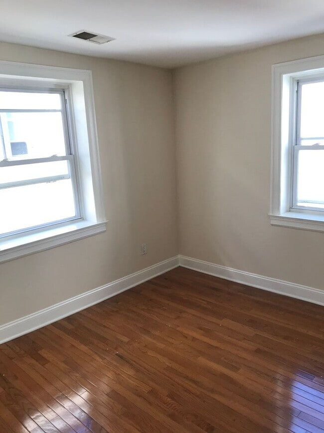 Building Photo - 629 Catharine St