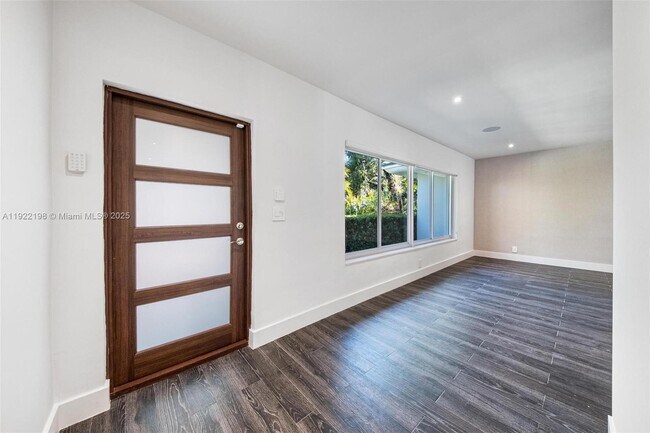 Building Photo - 10618 NE 11th Ct