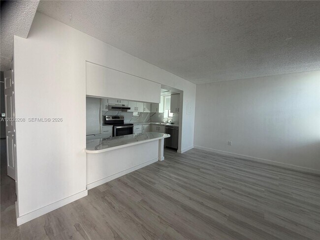 Building Photo - 20200 W Country Club Dr