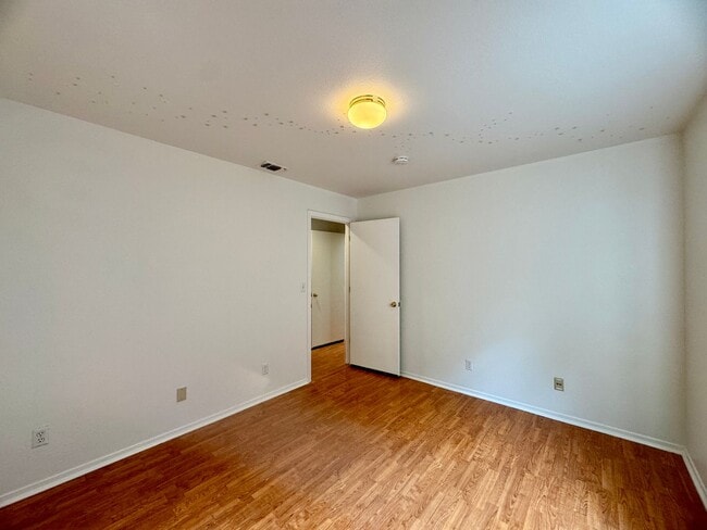 Building Photo - Adorable Home Available Now in Davis!