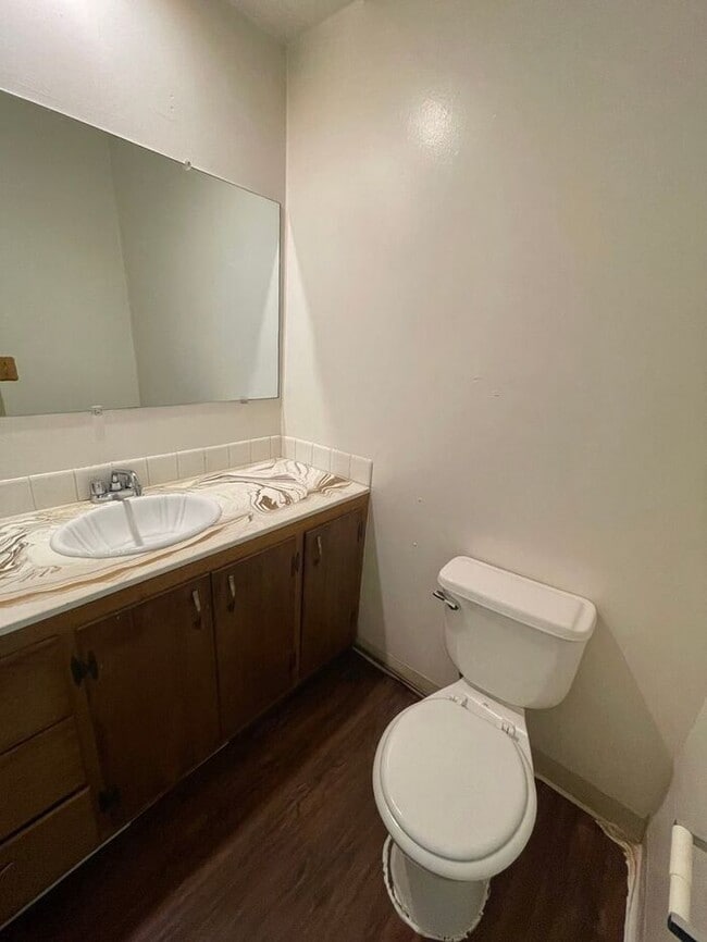 Building Photo - Beautiful 3 Bed 1.5 Bath Townhome in a Ren...