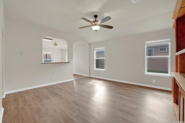 Building Photo - 226 Goldenrod Dr