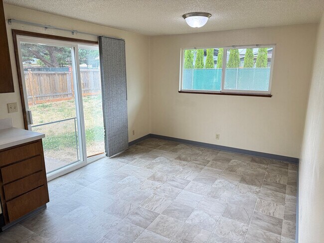 Building Photo - 3 bedroom 2 bath house in a great neighborhood!