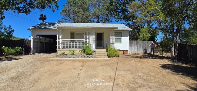 Building Photo - Large 1 bed 1 bath home on its own lot