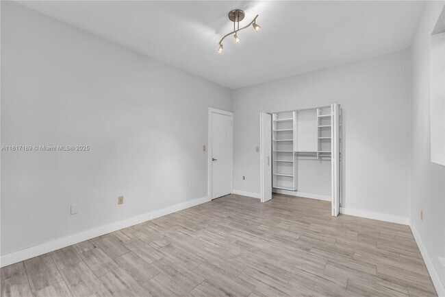 Building Photo - 1622 Bay Rd