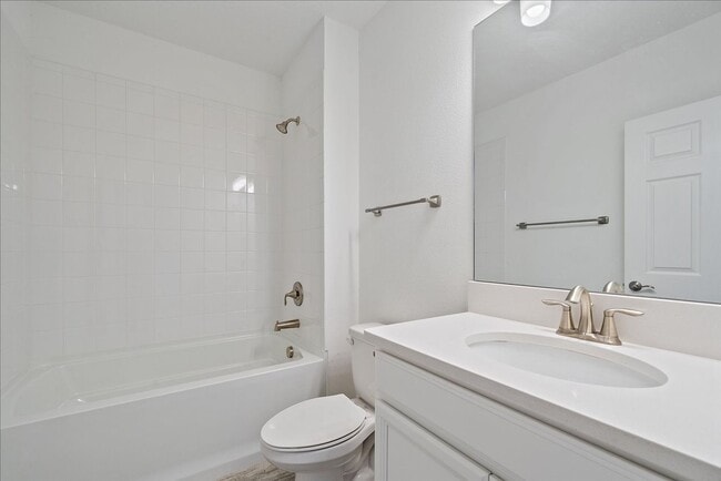 Building Photo - Beautiful Annual 4 Bedroom 2 Bath Single F...