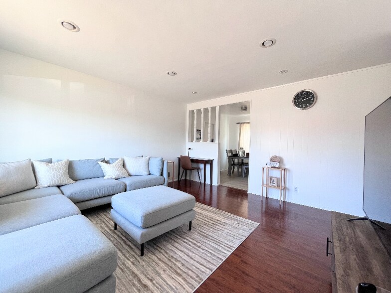 Building Photo - 1051 W 170th St