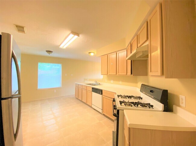 Building Photo - 8026 Golf Green Cir