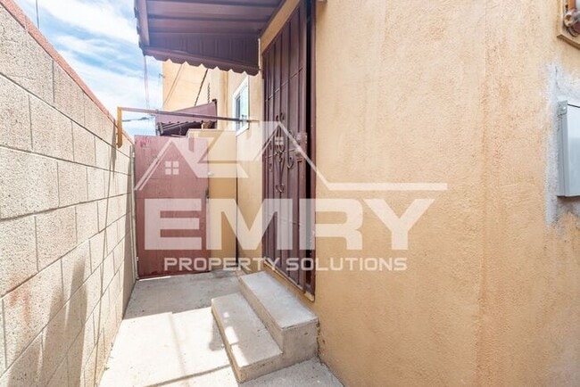 Building Photo - 2 Bed 1 Bath Unit for Rent in East Los Angeles Parking Available