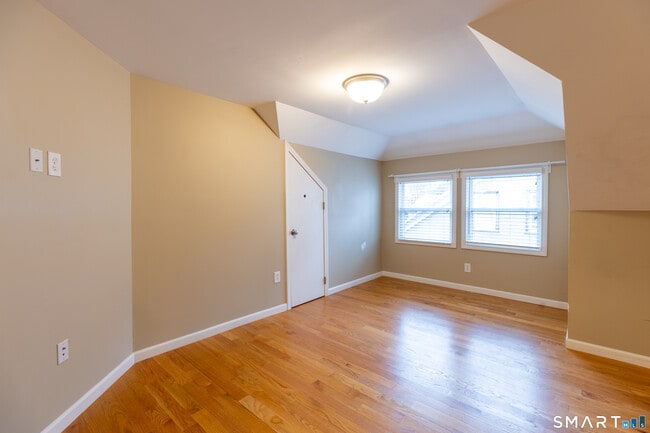 Building Photo - 772 Farmington Ave