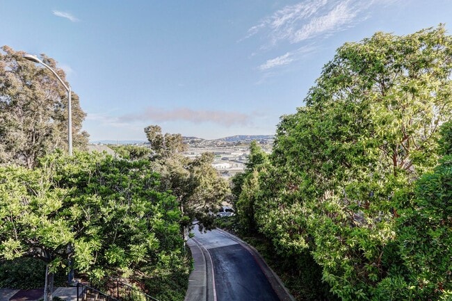 Building Photo - 2 Bed / 1 Bath townhome in sunny Potrero H...