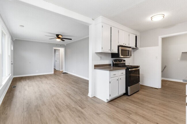 Building Photo - 3 Bedroom Pet Friendly Home For Rent!