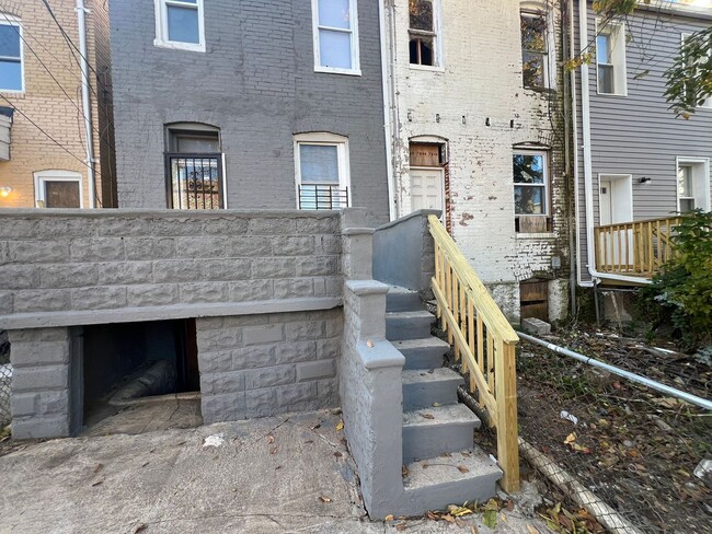 Building Photo - 3 Bed 1 Bath Renovated Townhouse