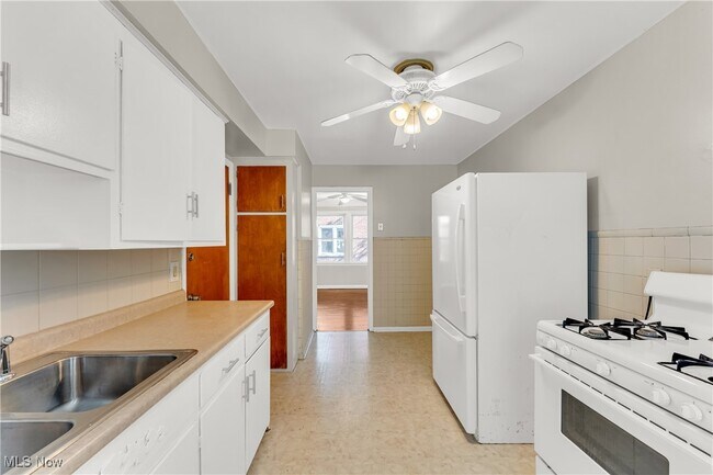 Building Photo - 1482 Genesee Rd