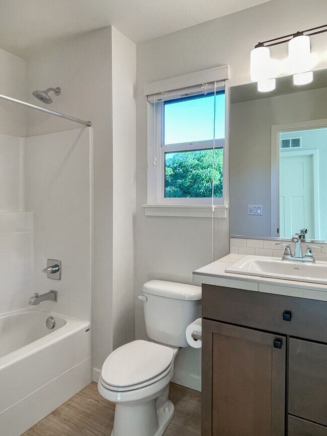 Building Photo - GORGEOUS 3 bdrm plus Flex Space Home in Mo...