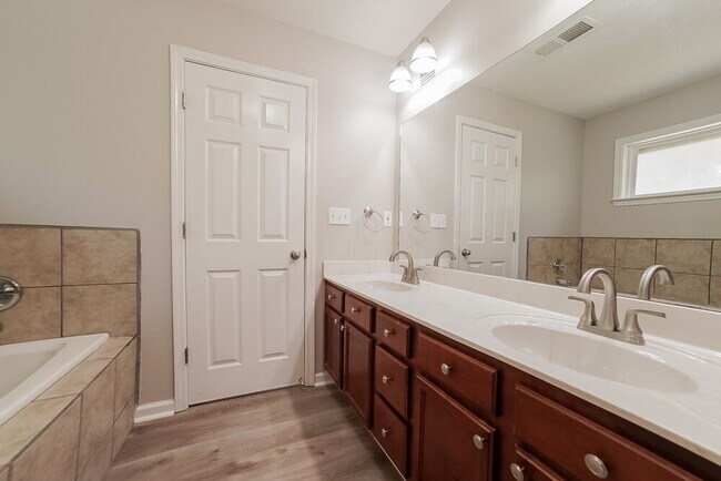 Building Photo - 7578 Woodshire Dr