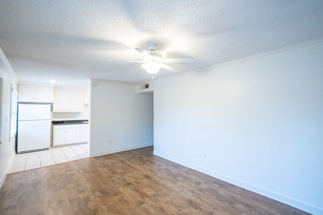 Building Photo - 2 Bed 1 Bath Near Campus! Water/Sewer/Trash Included In Rent!!