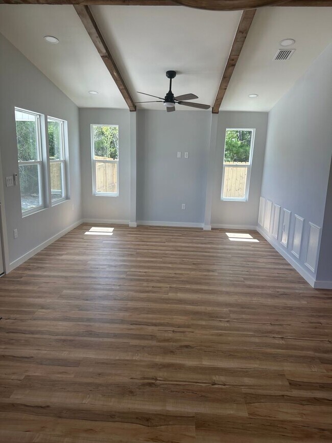 Building Photo - 7209 Lake Suzzanne Ln