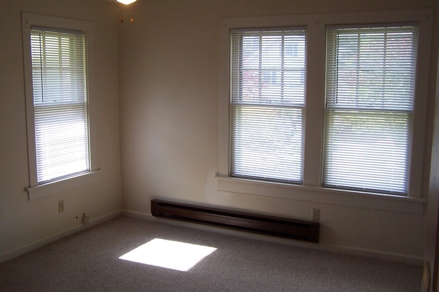 Living room - 139 Carpenter Rd