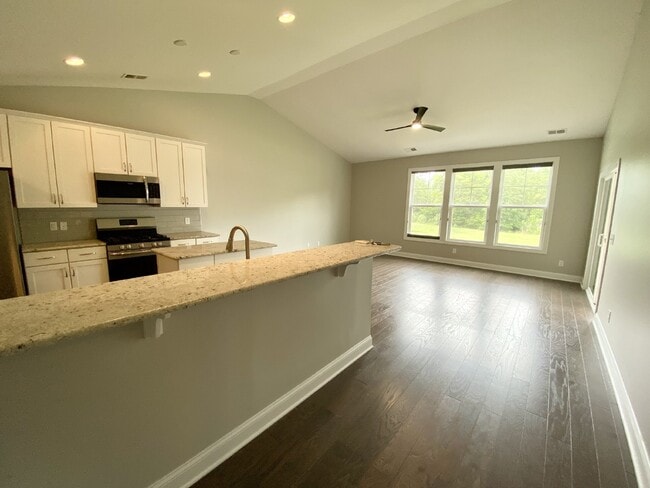 Building Photo - Three Bedroom Townhouse in Cypress Ridge!