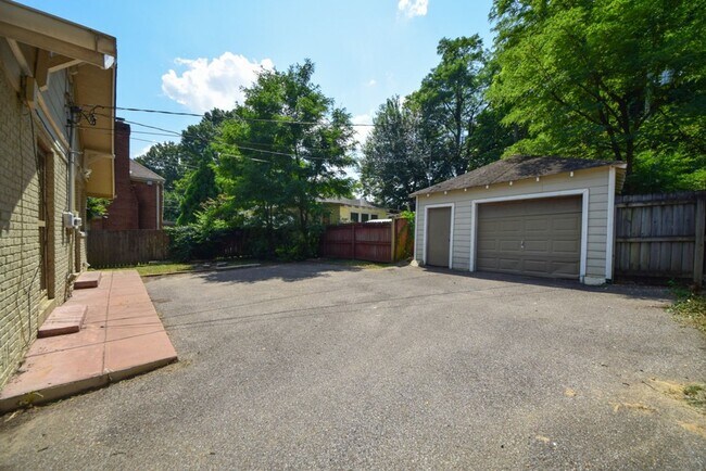 Building Photo - Great 3 bed, 1 bath near University of Mem...