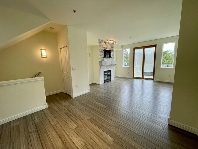 Building Photo - Issaquah Townhouse at Peregrine Point...