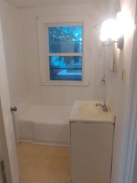 Building Photo - 1934 Brame Pl