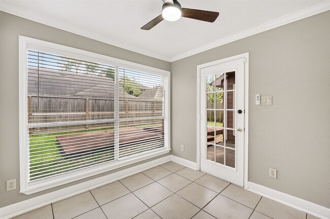 Building Photo - 12403 Meadow Ridge Dr