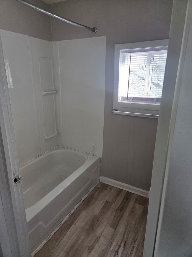 Building Photo - Remodeled 2 bed unit, ready for a new family