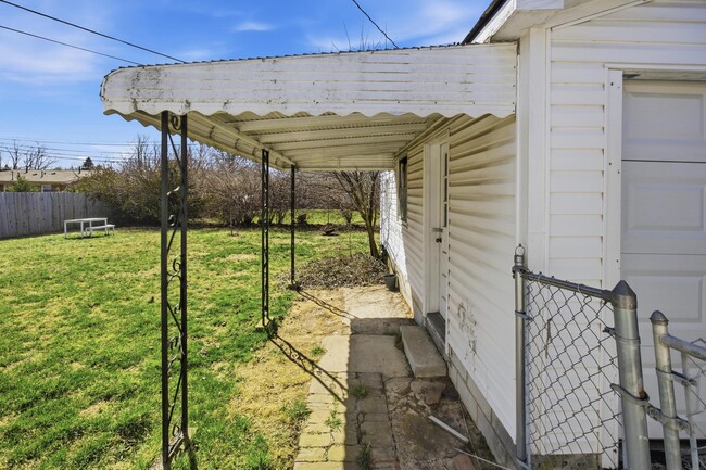 Building Photo - 2147 Palms Dr